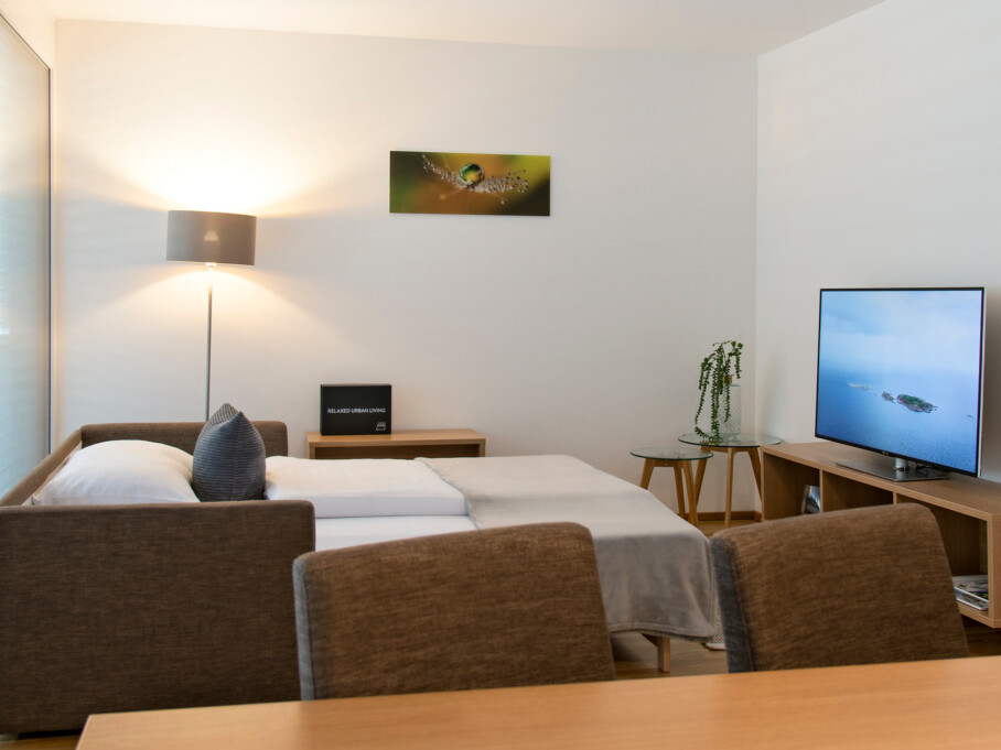 wohnen-dornbirn.at | Bequeme Schlaf-Couch im Wohnzimmer