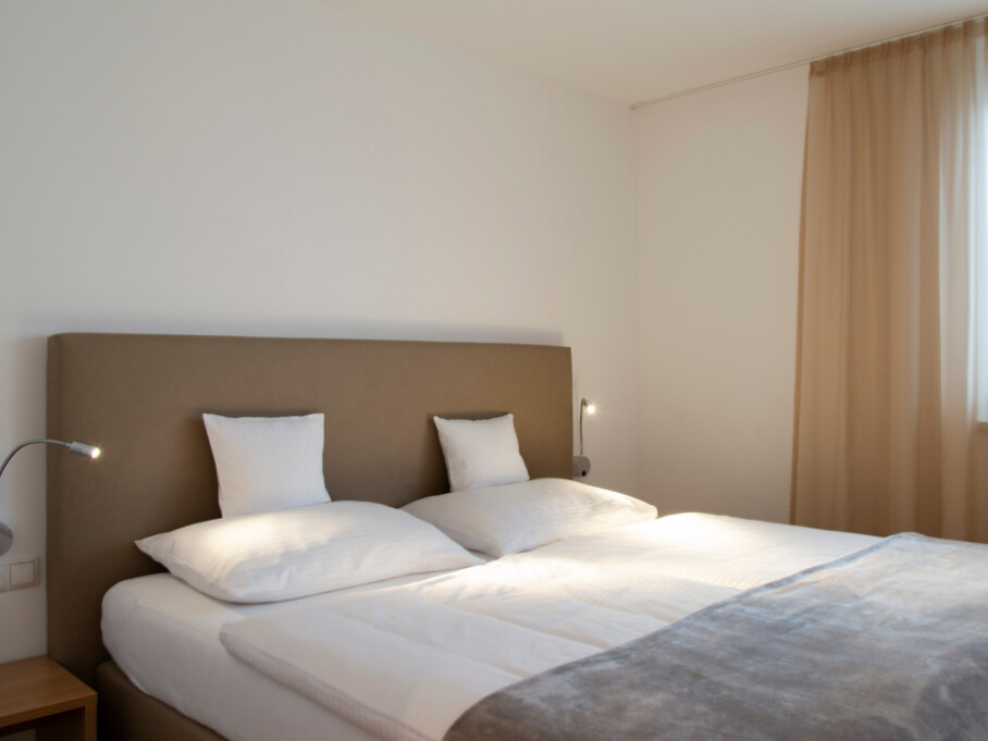 wohnen-dornbirn.at | Schlafzimmer mit bequemem Doppelbett